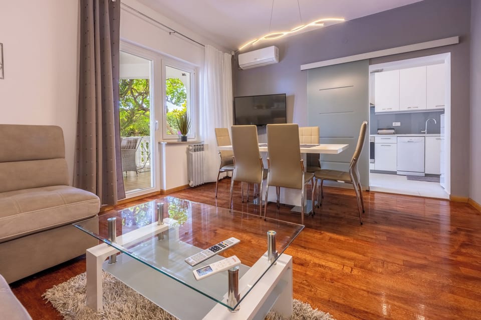 Apartment (A1) | Living room | TV