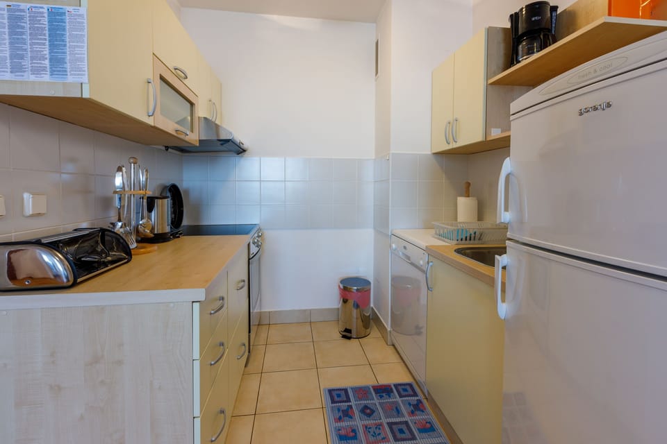 Private kitchen | Fridge, oven, stovetop, espresso maker
