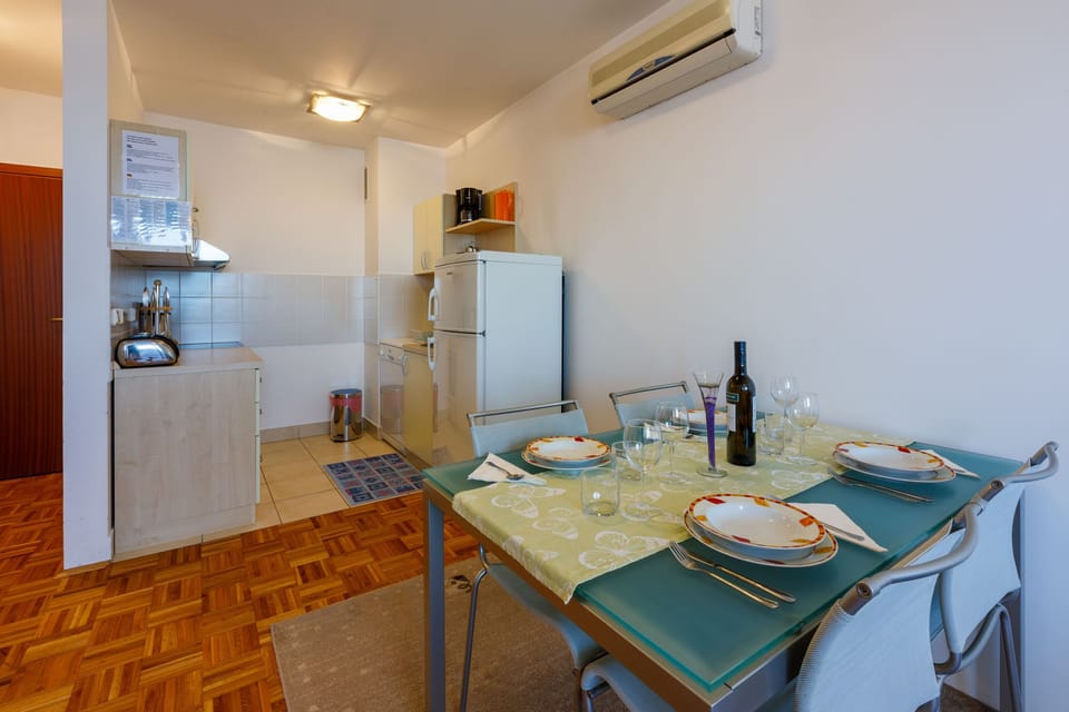 Private kitchen | Fridge, oven, stovetop, espresso maker