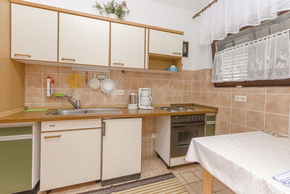 Private kitchen | Espresso maker, fridge, microwave, oven