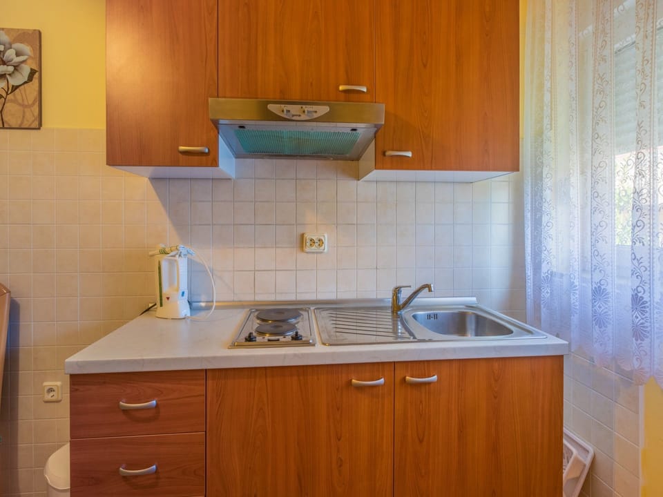 Private kitchen | Fridge, microwave, stovetop, espresso maker