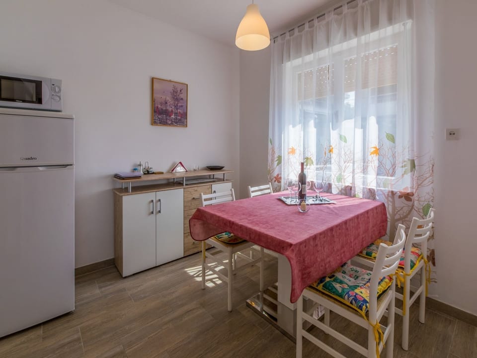 Private kitchen | Fridge, microwave, oven, stovetop