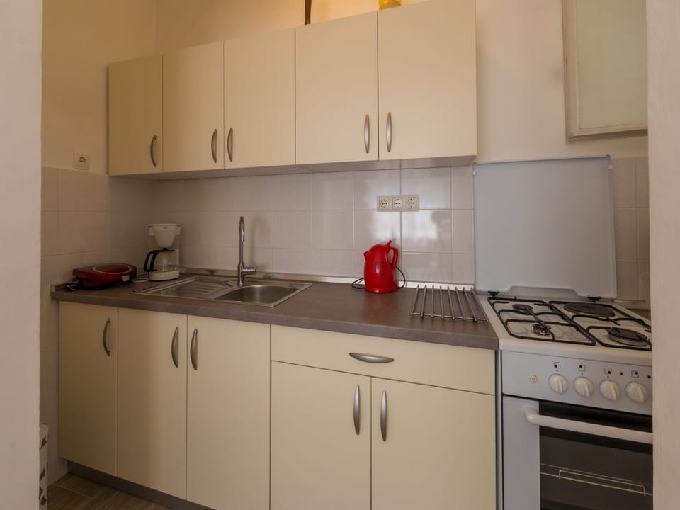 Private kitchen | Fridge, microwave, oven, stovetop