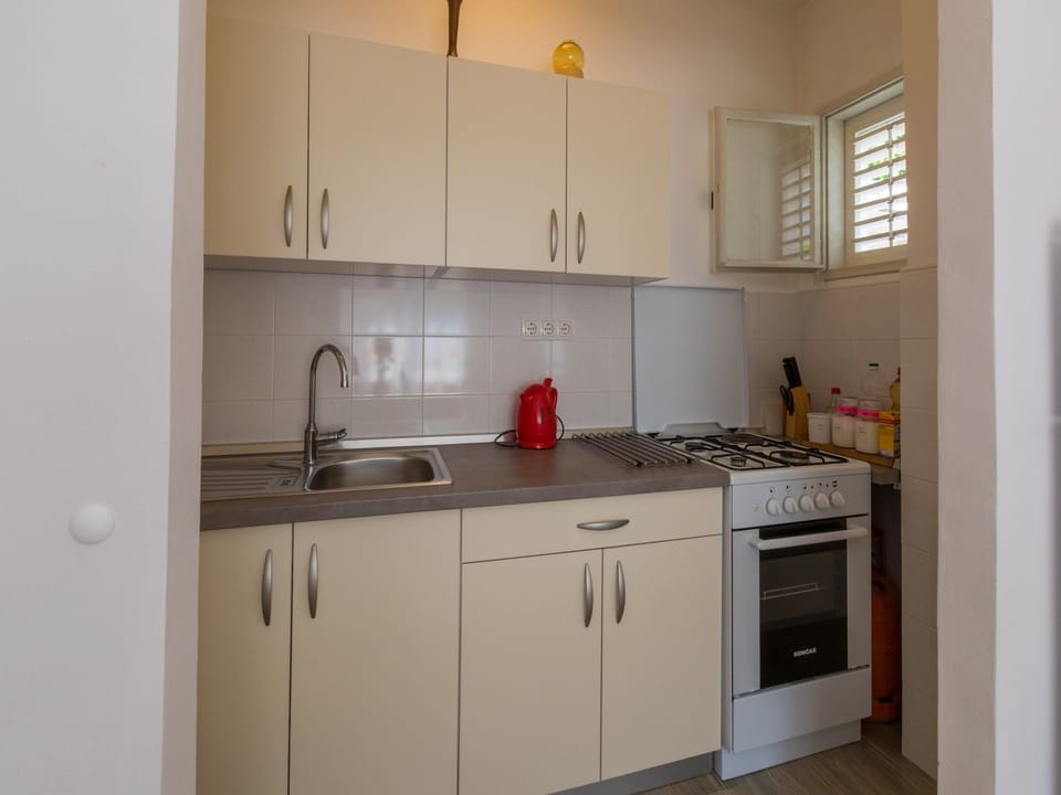 Private kitchen | Fridge, microwave, oven, stovetop