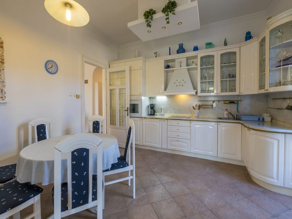 Private kitchen | Fridge, oven, stovetop, dishwasher