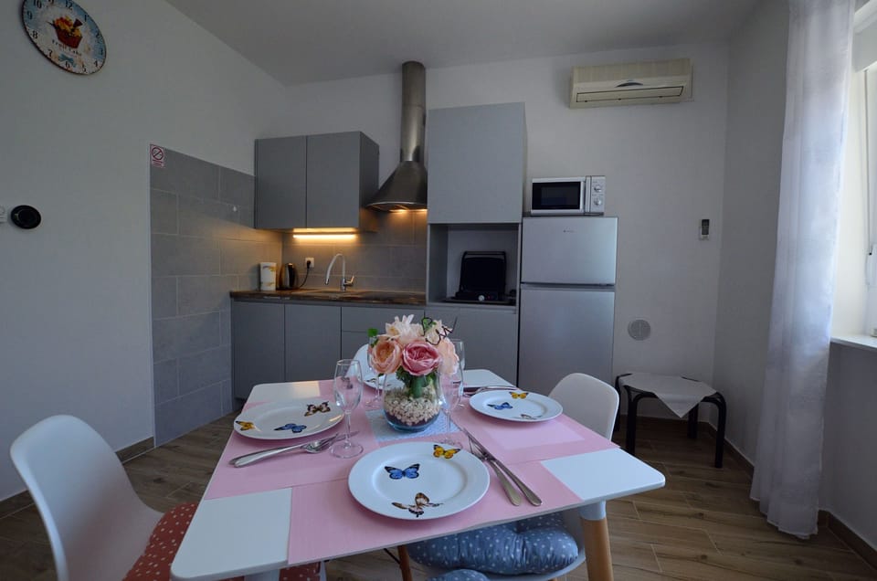 Private kitchen | Fridge, microwave, stovetop, dishwasher