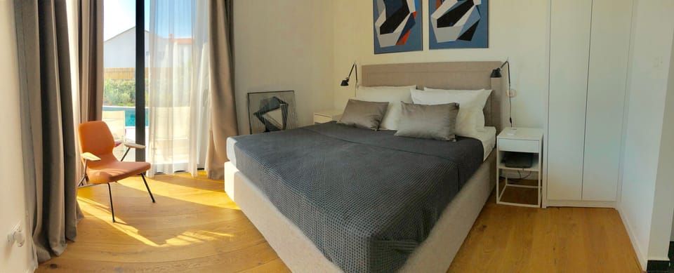 2 bedrooms, in-room safe, desk, iron/ironing board