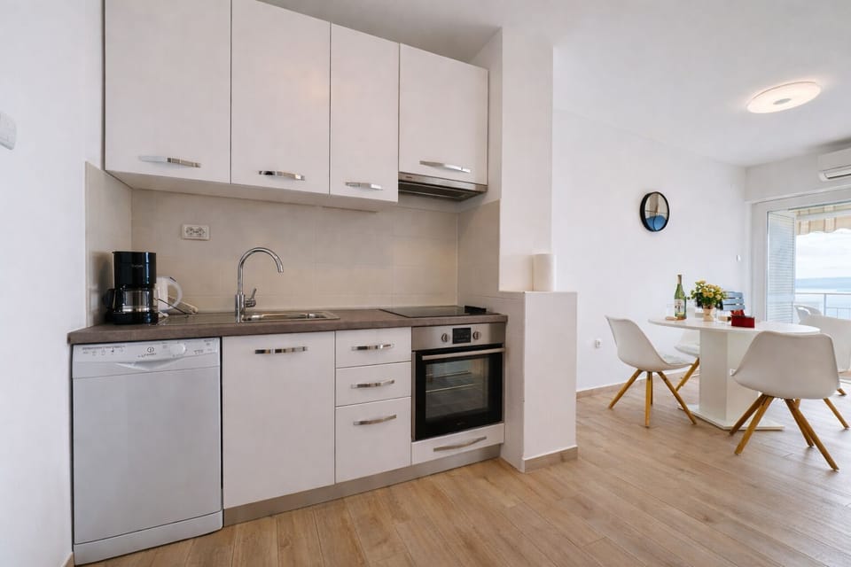 Studio (A1) | Private kitchen | Fridge, oven, stovetop, dishwasher