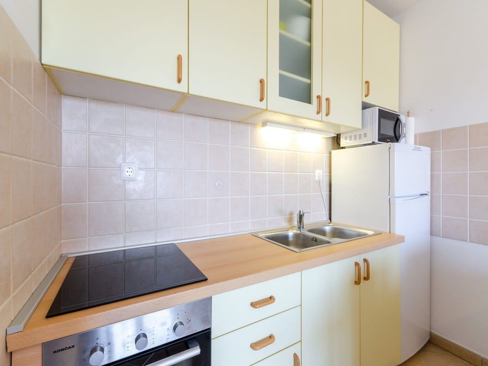 Private kitchen | Fridge, microwave, oven, stovetop