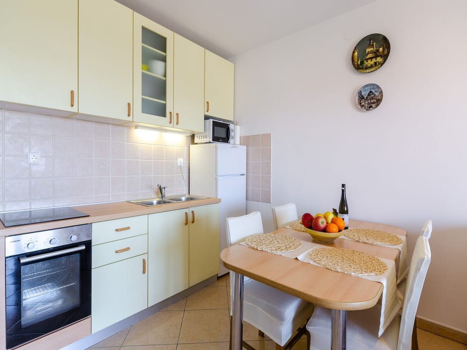 Private kitchen | Fridge, microwave, oven, stovetop