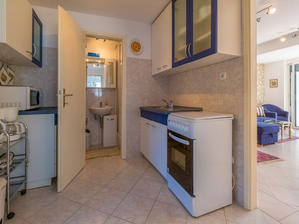 Private kitchen | Fridge, microwave, oven, stovetop