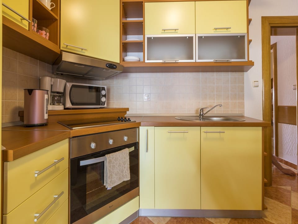 Private kitchen | Fridge, microwave, oven, stovetop