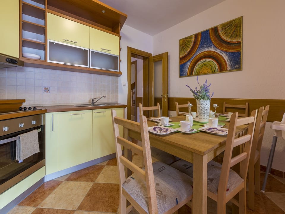 Private kitchen | Fridge, microwave, oven, stovetop