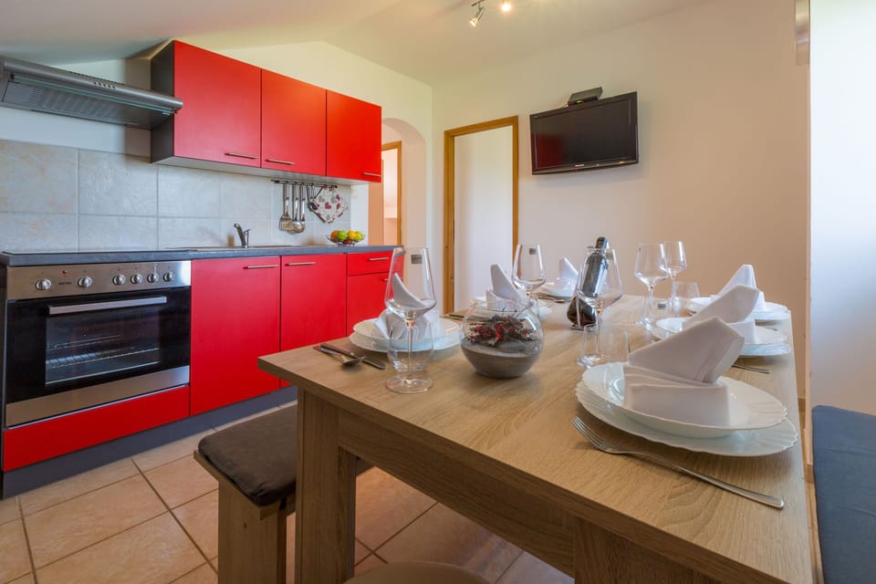 Private kitchen | Fridge, microwave, oven, stovetop