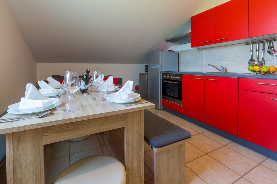 Private kitchen | Fridge, microwave, oven, stovetop