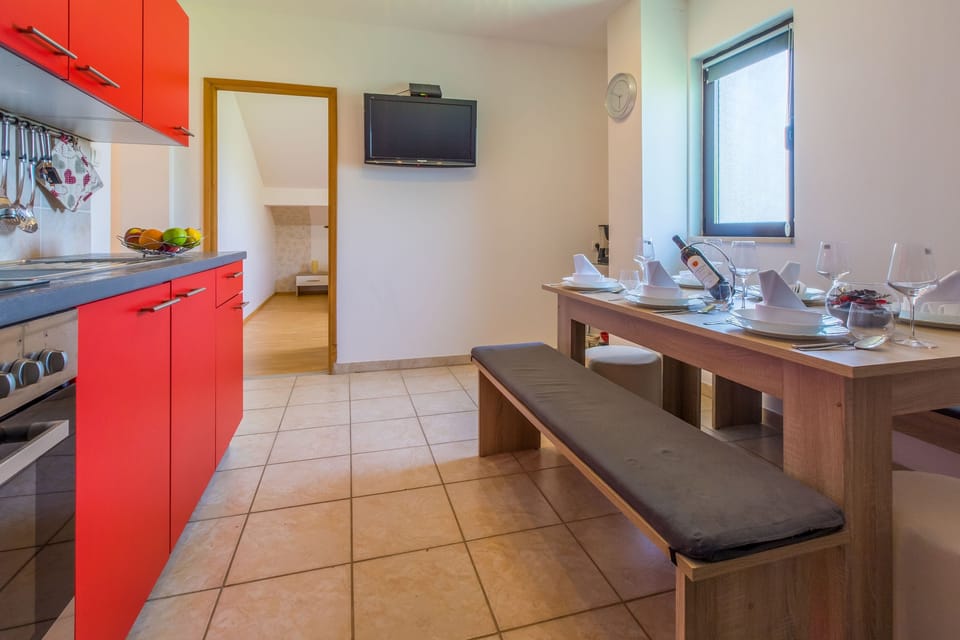 Private kitchen | Fridge, microwave, oven, stovetop