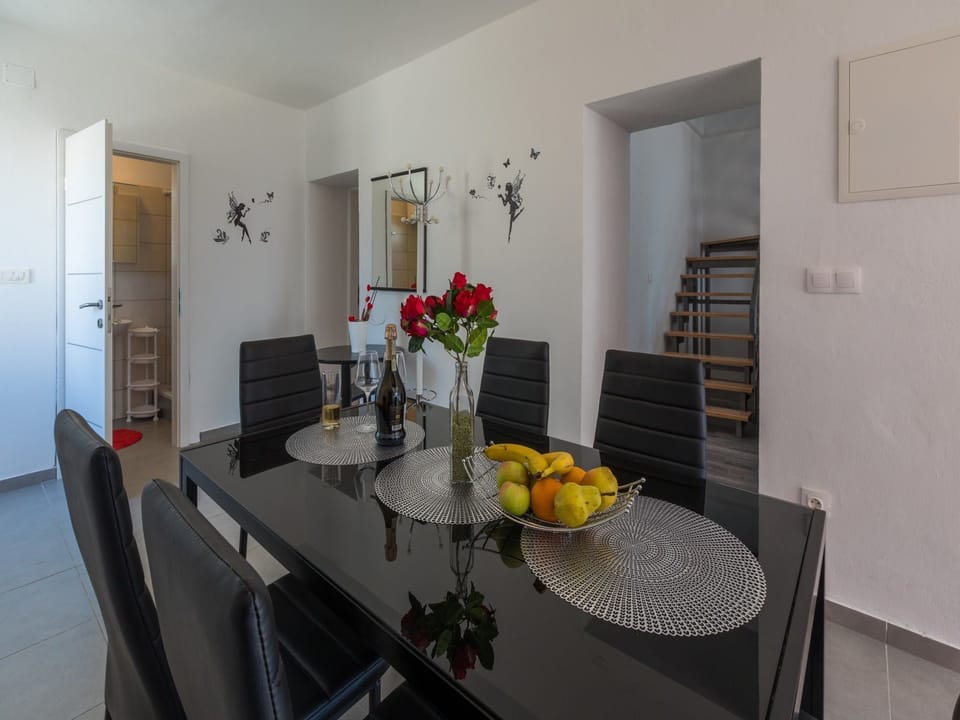 Private kitchen | Fridge, microwave, stovetop, dishwasher