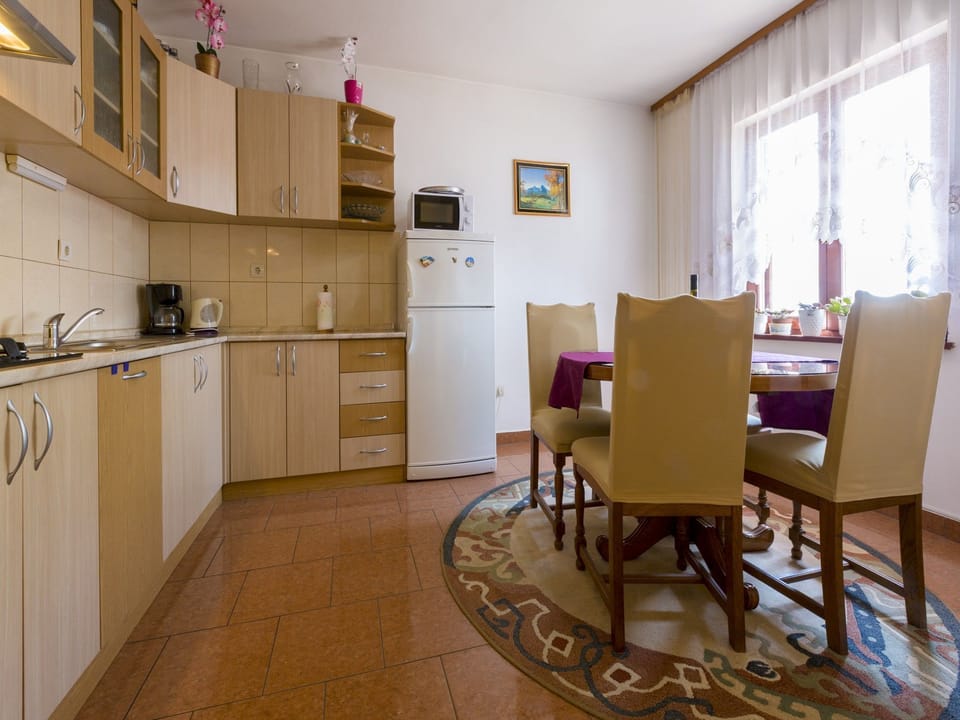 Private kitchen | Fridge, microwave, stovetop, espresso maker