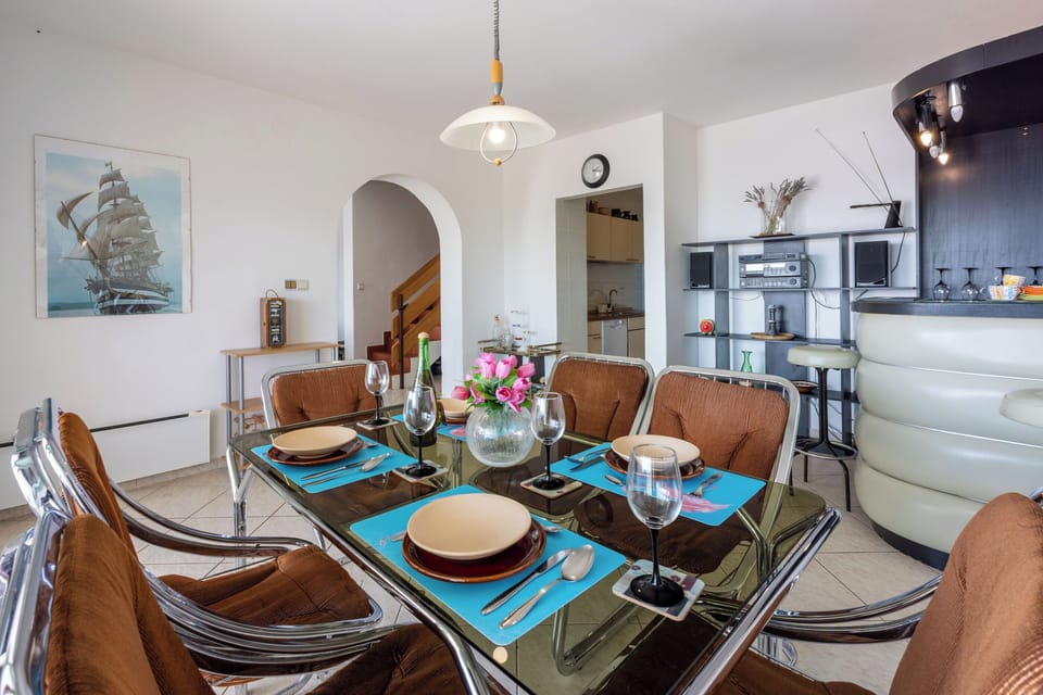 Apartment (A1) | Private kitchen | Fridge, microwave, oven, stovetop