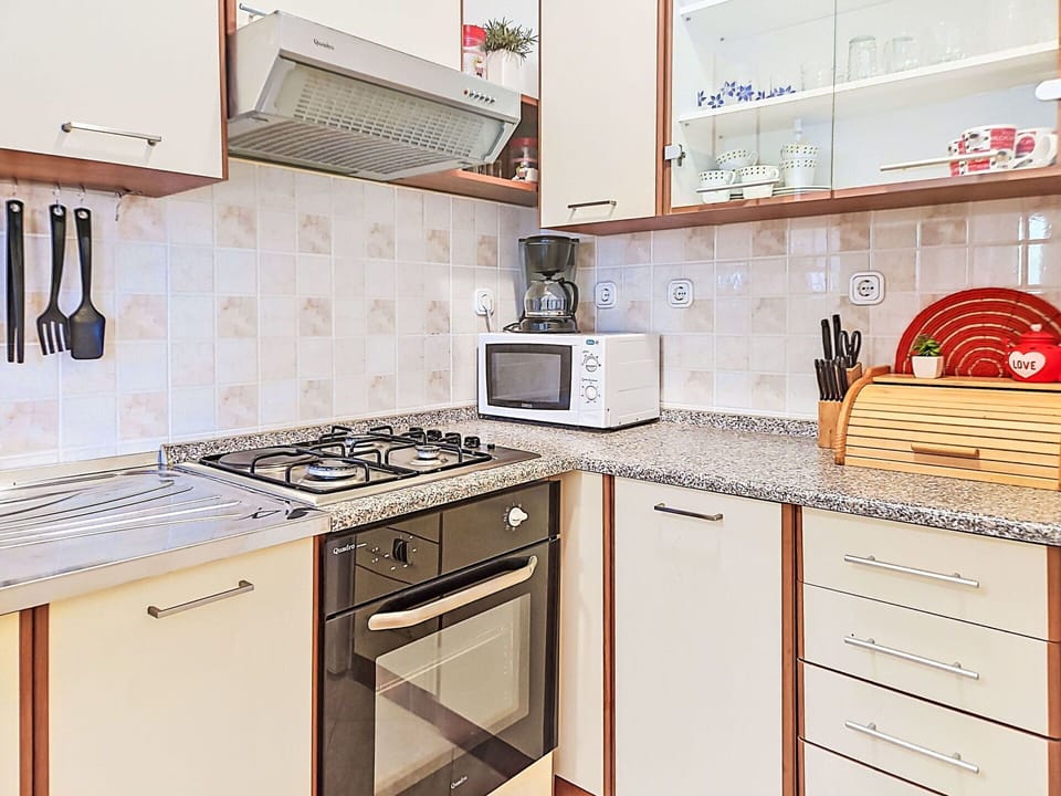 Kitchen Appliance, Kitchen, Major Appliance, Countertop, Cabinetry, Wood, Kitchen Stove, Flooring, Stove, Home Appliance
