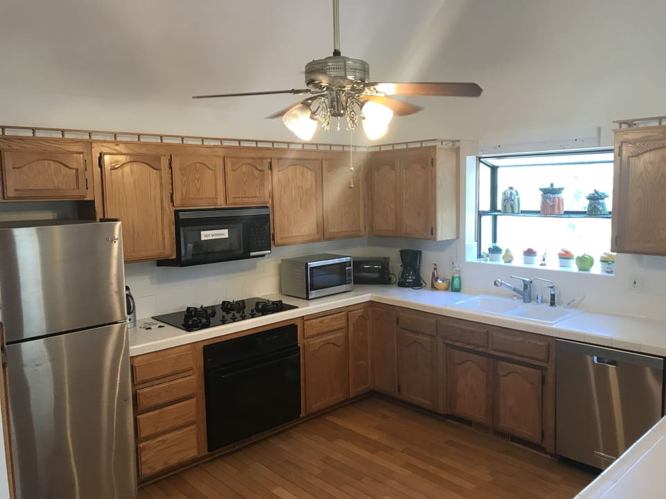 Kitchen features: Refrigerator, Oven, Gas cooktop, Microwave, Dishwasher