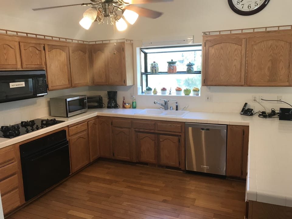 Kitchen features: Refrigerator, Oven, Gas cooktop, Microwave, Dishwasher