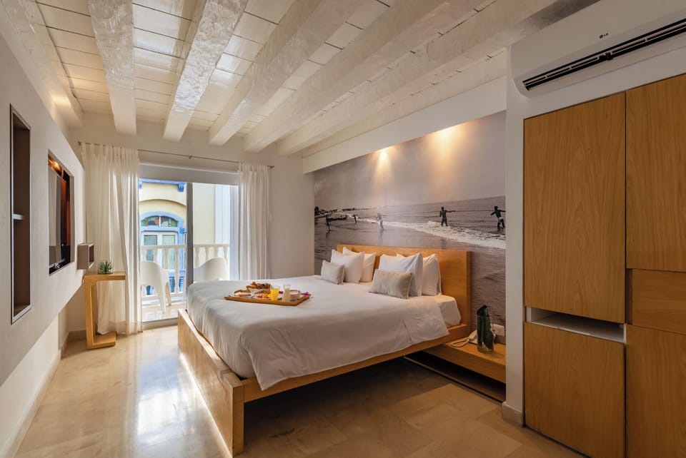Premium Double Room, 1 King Bed | Hypo-allergenic bedding, in-room safe, soundproofing, iron/ironing board