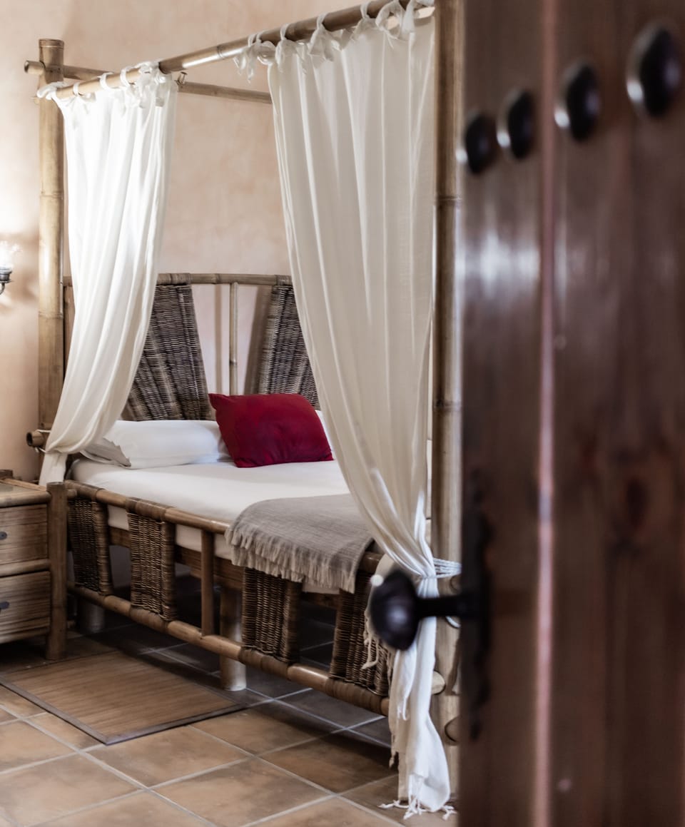 Deluxe Studio Suite | Blackout drapes, free WiFi, bed sheets