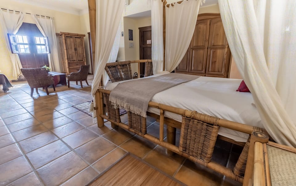 Deluxe Studio Suite | Blackout drapes, free WiFi, bed sheets