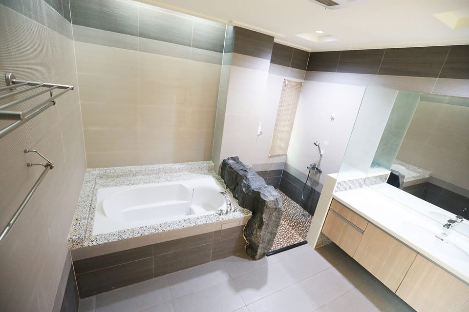 Double Room (201) | Bathroom | Combined shower/tub, free toiletries, hair dryer, slippers