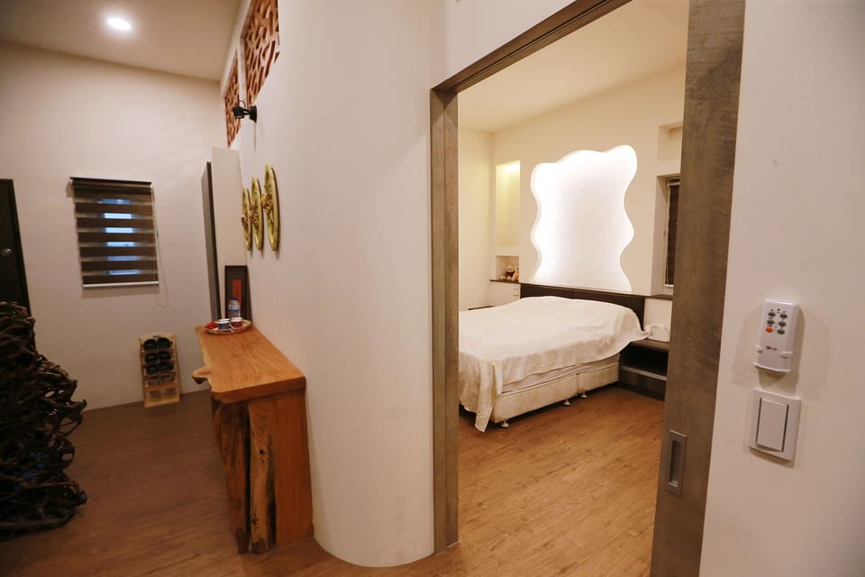 Double Room (302) | Desk, blackout drapes, free WiFi, bed sheets