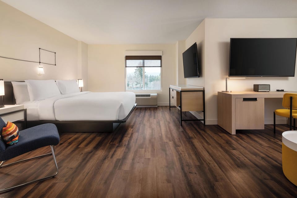 Hypo-allergenic bedding, in-room safe, desk, laptop workspace