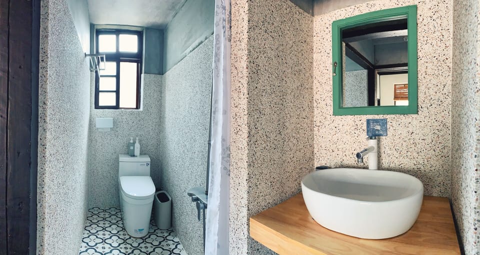 Signature Double Room, 1 King Bed, Non Smoking | Bathroom | Shower, rainfall showerhead, hair dryer, towels