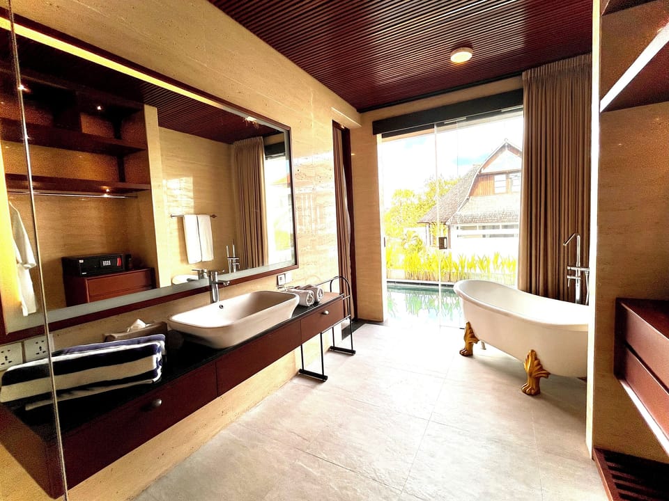 Suite, 1 Bedroom | Bathroom | Combined shower/tub, free toiletries, hair dryer, slippers