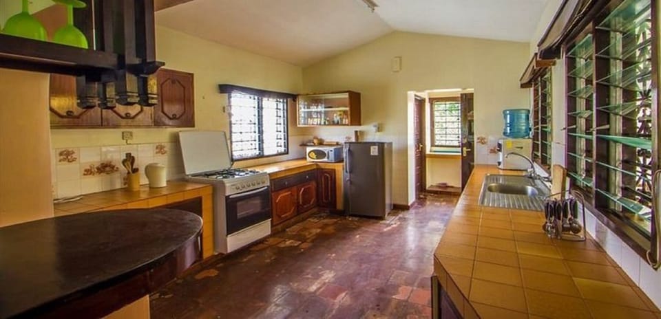 House, 4 Bedrooms | Private kitchen | Fridge, microwave, oven, stovetop