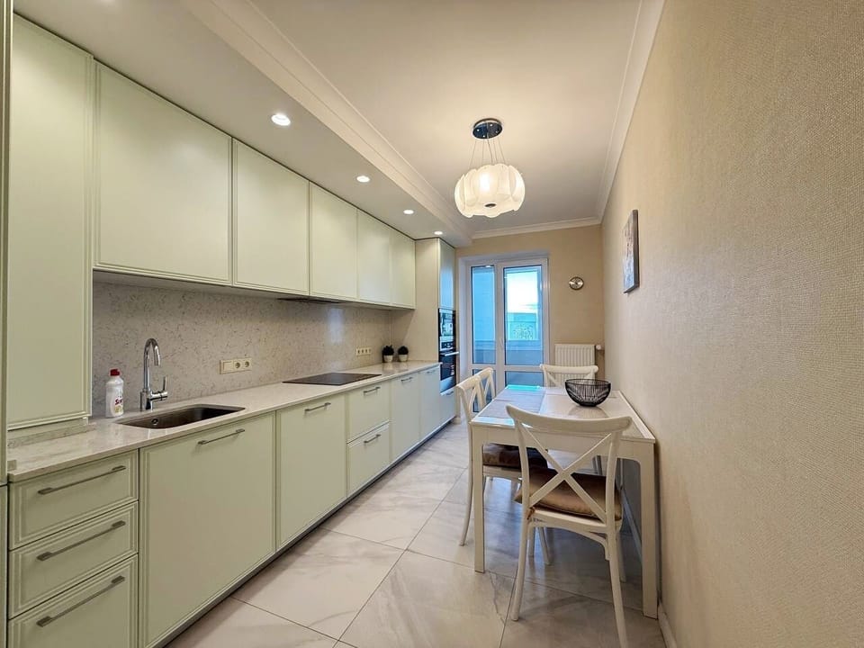 Comfort Apartment, 3 Bedrooms | Private kitchen | Full-size fridge, microwave, oven, stovetop