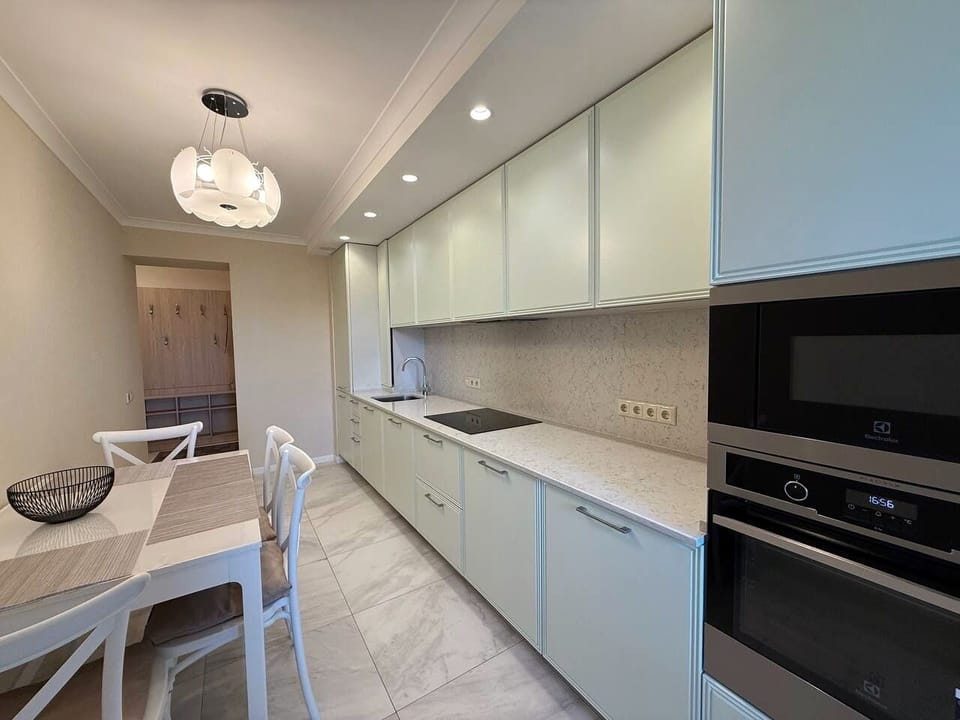 Comfort Apartment, 3 Bedrooms | Private kitchen | Full-size fridge, microwave, oven, stovetop