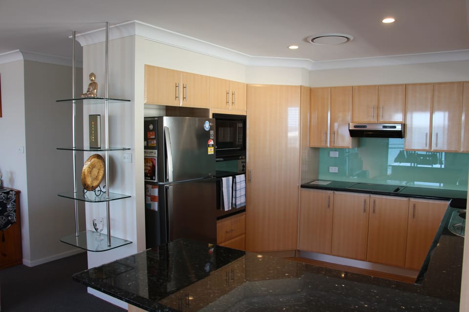 Refrigerator, electric cooktop, oven/grill & microwave. You will be like at home