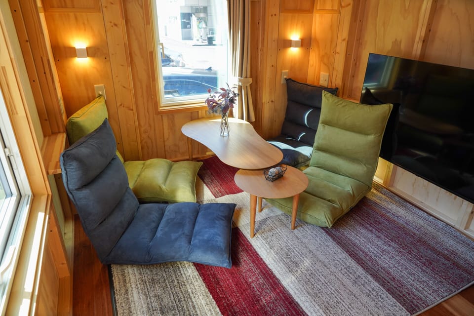 ROOM 1 JR Mobile Inn | Desk, free WiFi, bed sheets