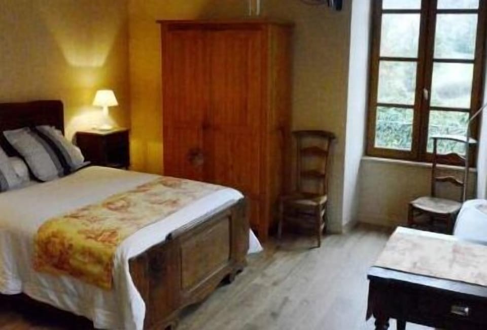 Desk, iron/ironing board, free cribs/infant beds, free rollaway beds