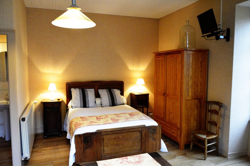 Deluxe Double Room | Desk, iron/ironing board, free cribs/infant beds, free rollaway beds
