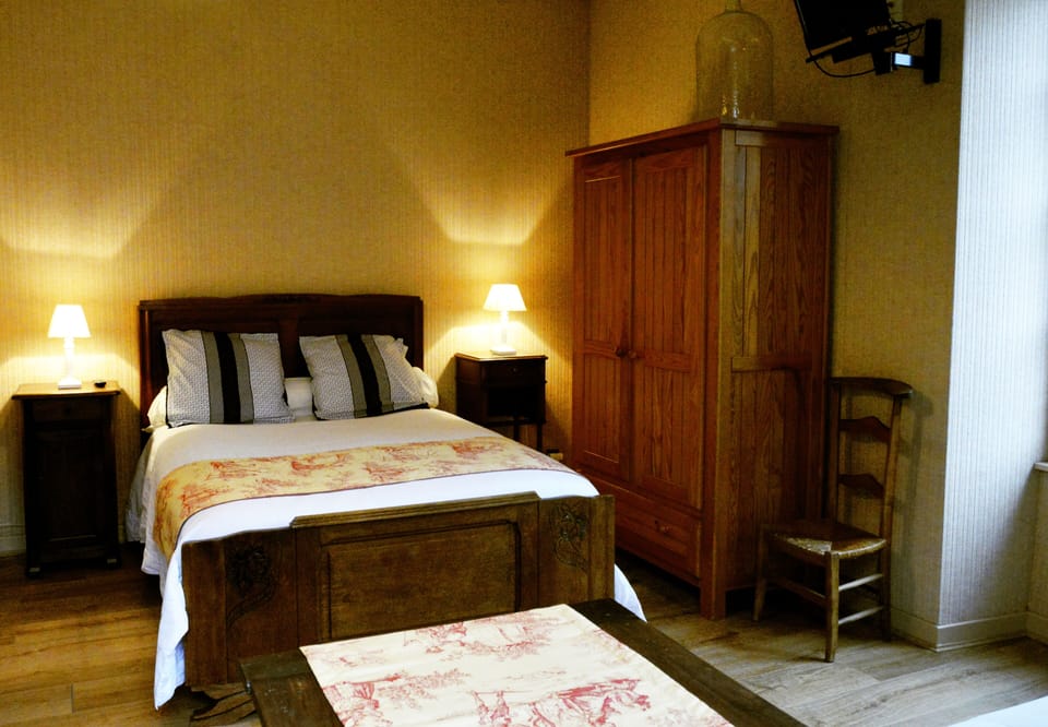Deluxe Double Room | Desk, iron/ironing board, free cribs/infant beds, free rollaway beds