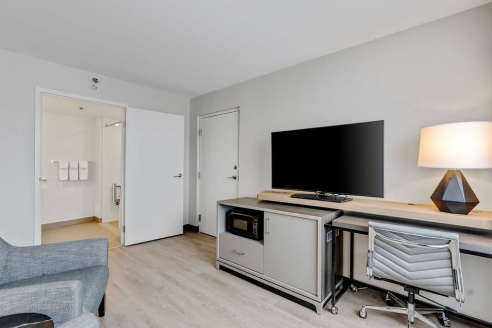 Room, 1 King Bed, Roll-in Shower (Roll-In Shower) | Egyptian cotton sheets, premium bedding, pillowtop beds, desk