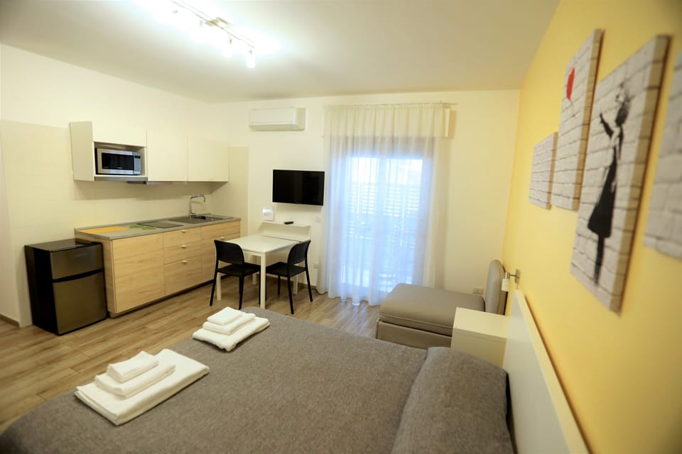 Deluxe Studio Suite, 1 Queen Bed (Art Room) | Individually decorated, blackout drapes, iron/ironing board, free WiFi