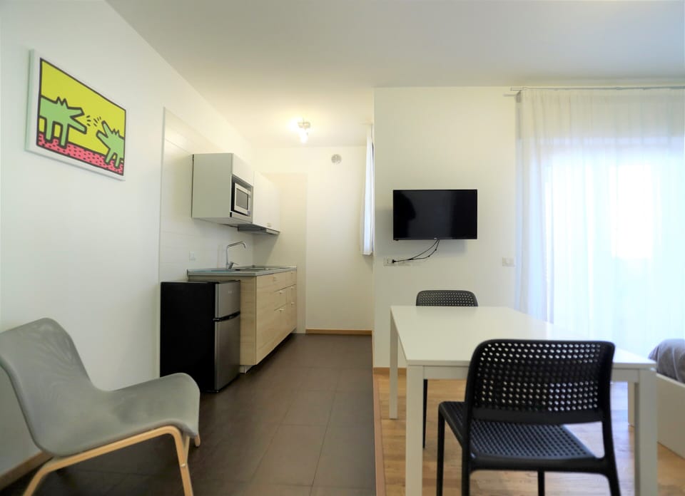 Deluxe Studio Suite, 1 Queen Bed (Art Room) | Private kitchen | Full-size fridge, cookware/dishes/utensils