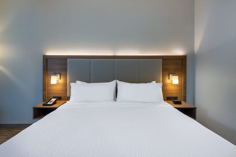 Hypo-allergenic bedding, down comforters, in-room safe, desk