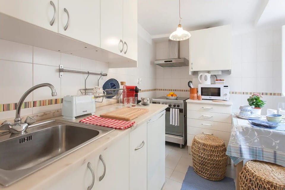 Apartment, 1 Bedroom | Private kitchen | Full-size fridge, microwave, oven, stovetop