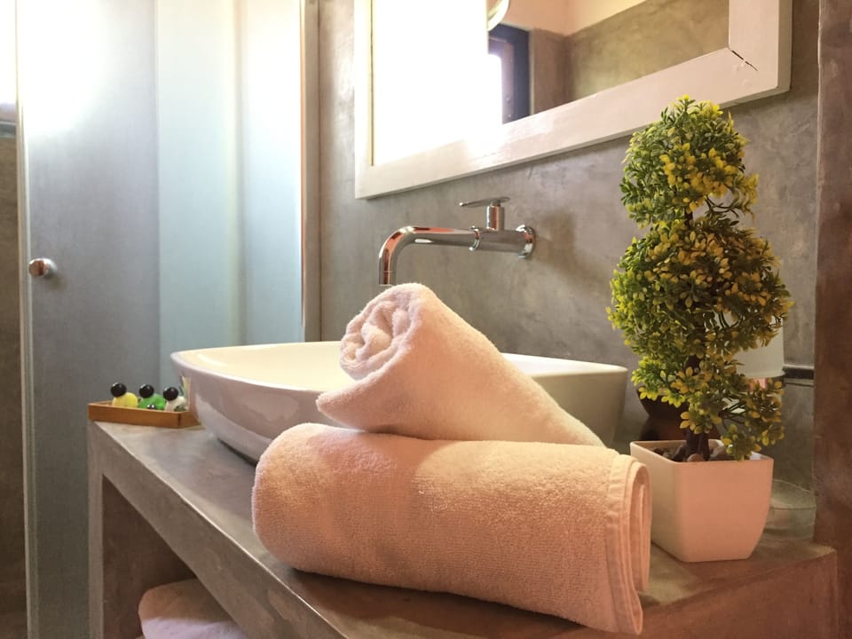Shower, rainfall showerhead, free toiletries, hair dryer