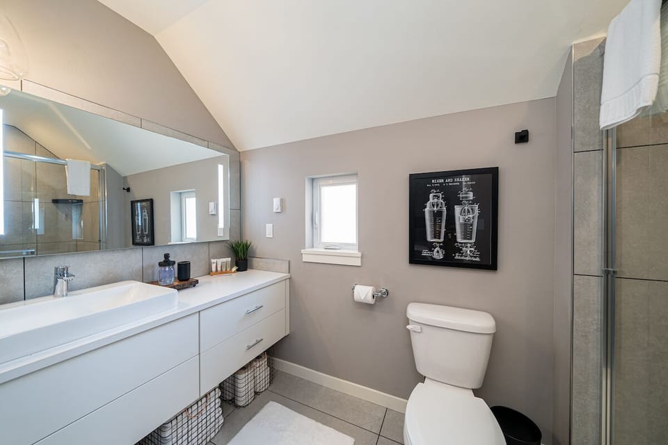 Ensuite Bathroom 2 / Upper Level