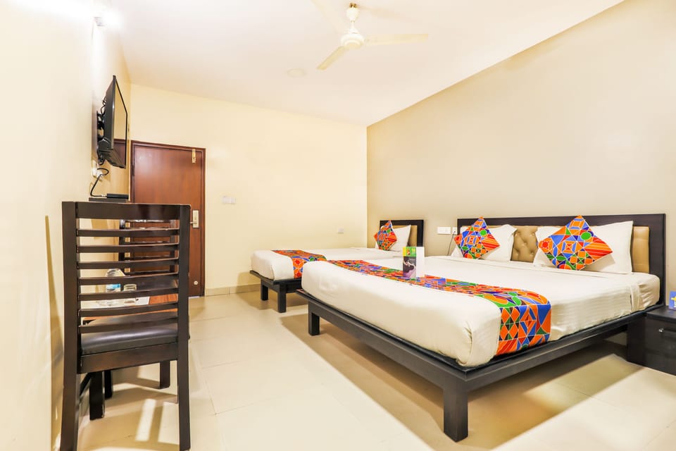 Family Room | Desk, free WiFi